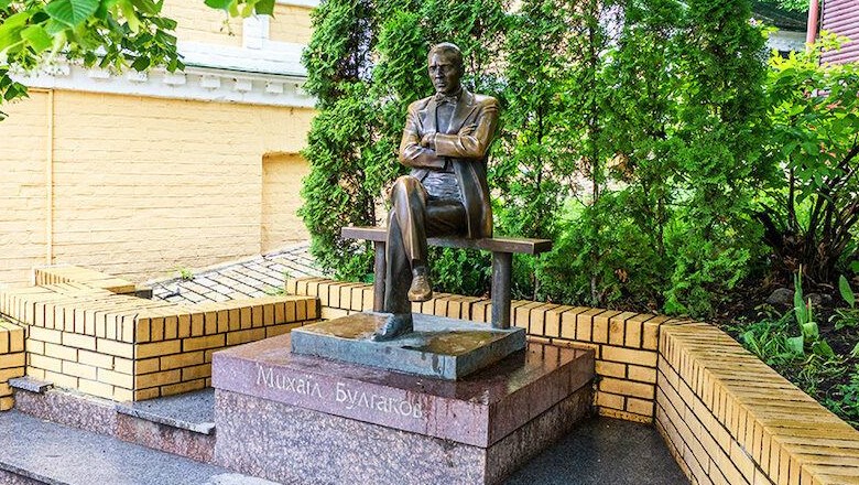 У Києві демонтували пам'ятник російському письменнику Булгакову